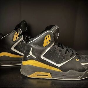 JORDAN FLIGHT  sc-2 Black University Gold  Mens size 10.5 sneakers USED